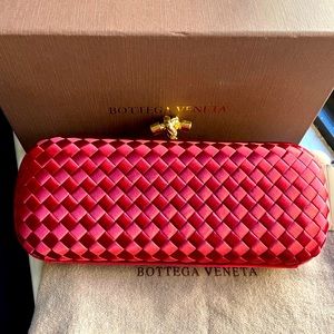 Bottega Veneta clutch in maroon